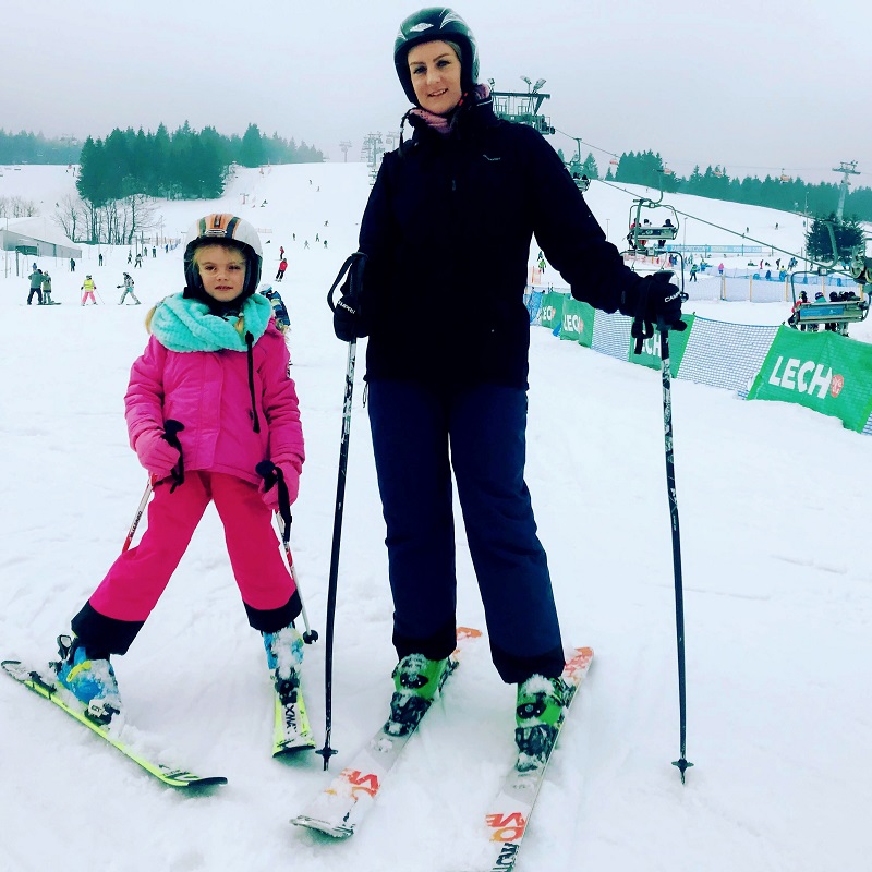 Family ski trip packing list - mummy and daughter