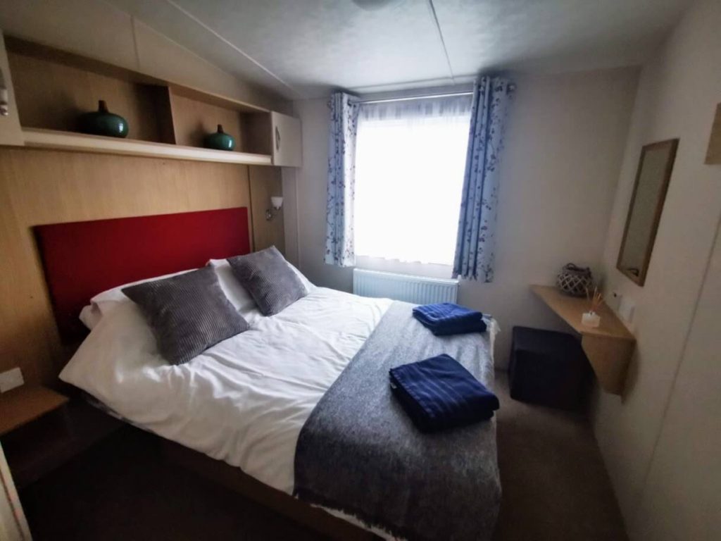 Things to do near Tattershall Lakes - Eli's Retreat man bedroom