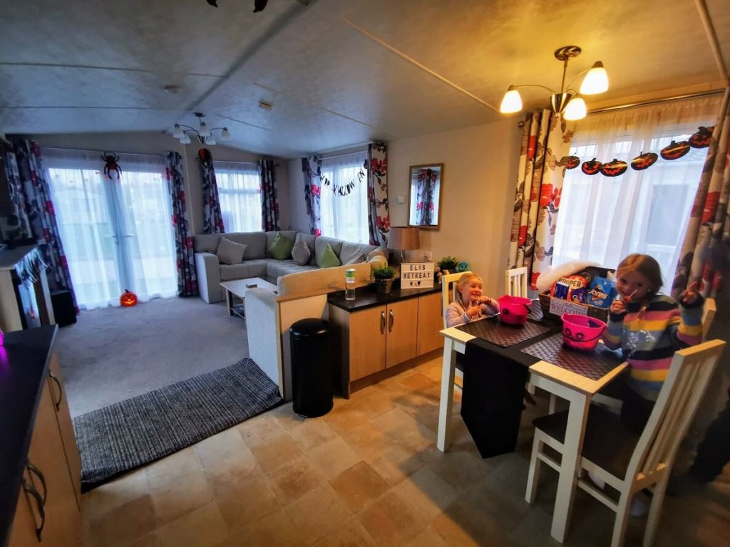 Things to do near Tattershall Lakes - living area at Eli's Retreat